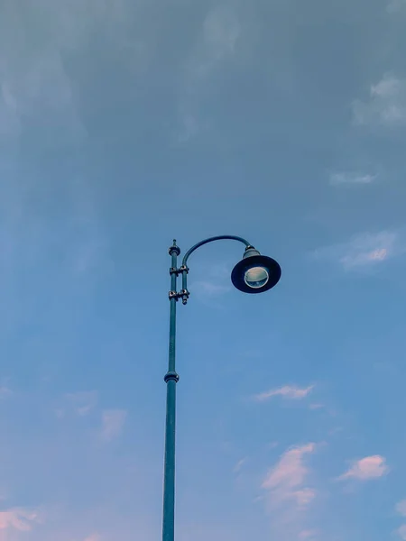 Een Verticaal Shot Van Straatverlichting Tijdens Een Bewolkte Dag — Stockfoto