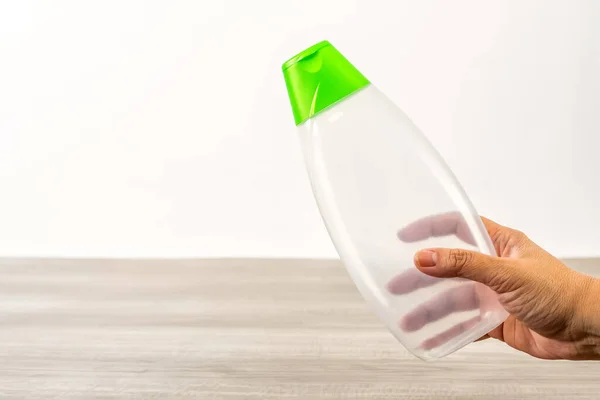 Eine Weibliche Hand Hält Eine Leere Transparente Plastikshampoo Flasche — Stockfoto