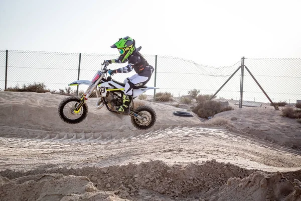 美国迪拜 2021年3月20日 青年越野车和摩托车在沙漠赛马场上行驶 护具在空中跳跃 — 图库照片