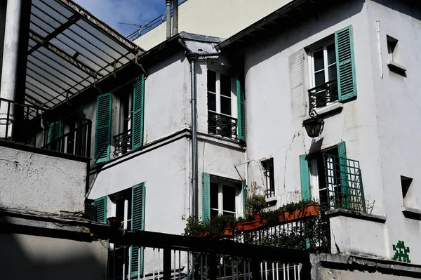 París Francia Abr 2021 Encantadora Casa Con Persianas Verdes —  Fotos de Stock