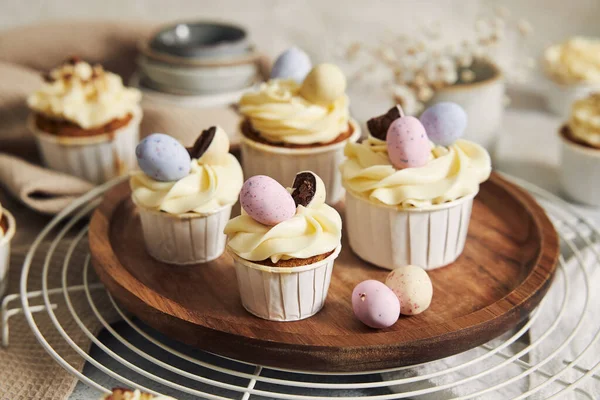Pequenos Cupcakes Com Creme Branco Doces Uma Tábua Madeira Redonda — Fotografia de Stock