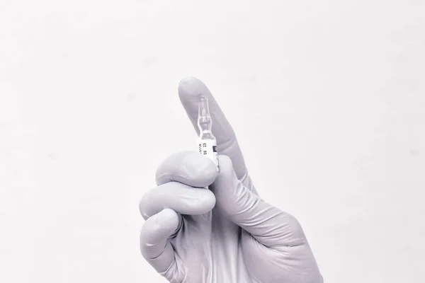 Ένα Κοντινό Πλάνο Ενός Χεριού Γιατρού Γάντια Που Κρατάει Μια — Φωτογραφία Αρχείου