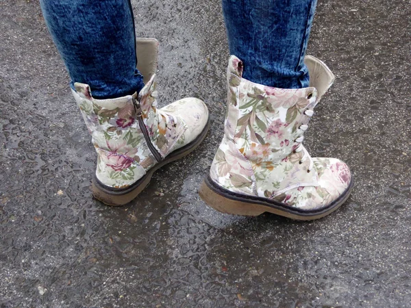 Μια Κοντινή Φωτογραφία Μιας Γυναίκας Που Φορούσε Μπότες Μια Βροχερή — Φωτογραφία Αρχείου