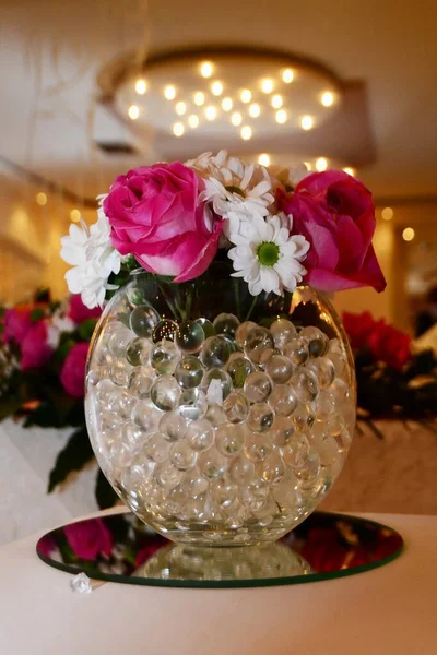 Tiro Close Uma Decoração Flores Mesa Com Pérolas Vidro — Fotografia de Stock