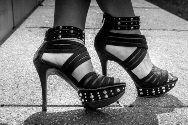 Plan Niveaux Gris Des Jambes Une Femelle Talons Hauts Noirs — Photo