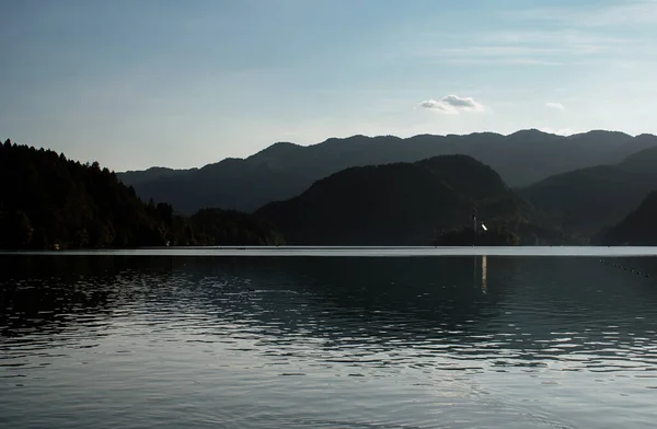 Una Hermosa Vista Lago Rodeado Edificios Montañas Bled Eslovenia —  Fotos de Stock