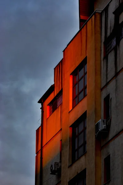 Tiro Vertical Edifício Com Luz Solar Quente Sobre Ele Durante — Fotografia de Stock