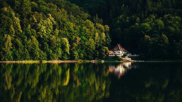 Dicsőséges Táj Egy Tóparti Házról Egy Sűrű Erdőben Tükröződik Vízben — Stock Fotó