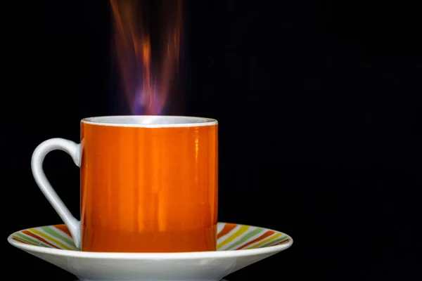 Eine Tasse Frischen Heißen Kaffee Mit Farbigem Rauch Isoliert Schwarzen — Stockfoto
