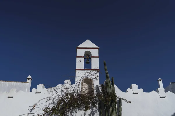 真っ青な空の下で白い教会の閉鎖ショット — ストック写真