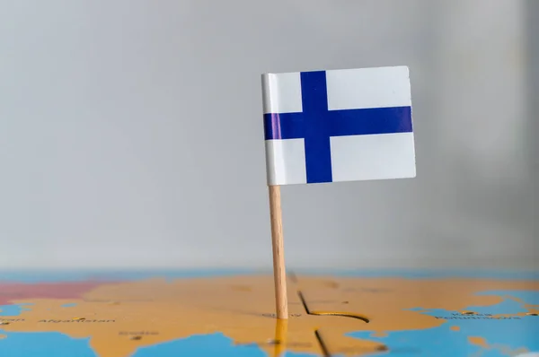 Una Pequeña Bandera Finlandia Palo Madera Fijado Globo —  Fotos de Stock
