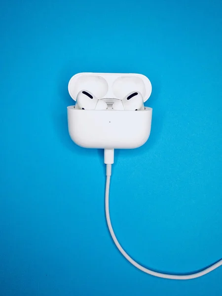 Amsterdam Nederland Nov 2020 Apple Airpods Pro Kleurrijke Achtergrond — Stockfoto