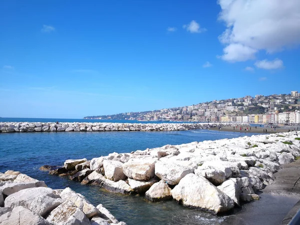 イタリアのナポリの景色を望むロマンチックな海辺の遊歩道Lungomare Caraccioloの美しい景色 — ストック写真