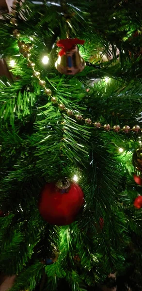 Belo Tiro Árvore Natal Com Bolas Coloridas Decoração Estrela — Fotografia de Stock