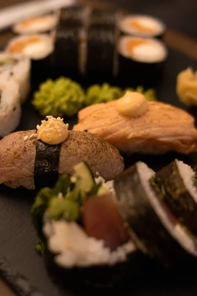 Pionowy Strzał Apetycznego Sushi Bułki Serwowane Wasabi Przyprawa — Zdjęcie stockowe