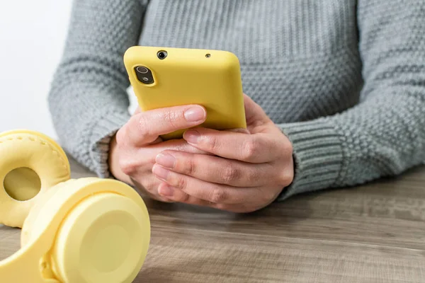 Mãos Femininas Segurando Telefone Celular Com Fones Ouvido Sem Fio — Fotografia de Stock