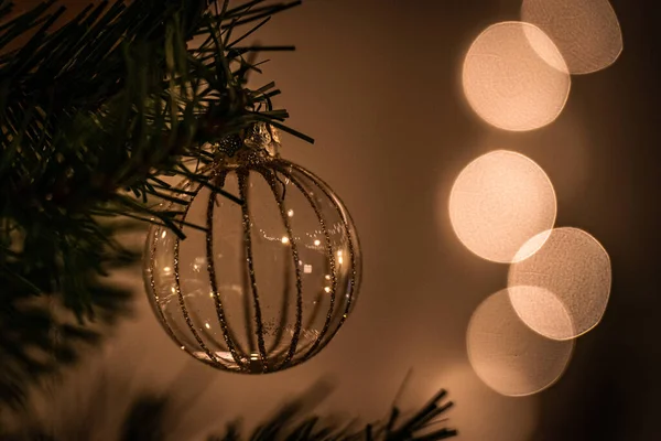 Μια Επιλεκτική Φωτογραφία Ενός Κρεμασμένου Χριστουγεννιάτικου Δέντρου Μπάλα — Φωτογραφία Αρχείου