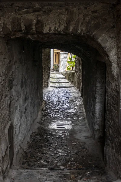 Smal Väg Med Tunnel Från Sten Dagtid — Stockfoto