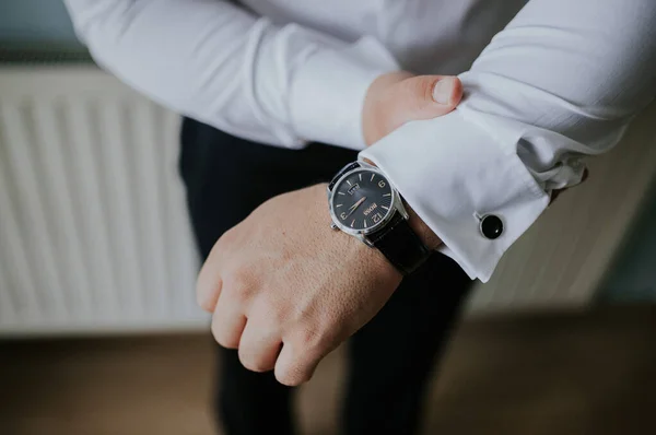 Enfoque Selectivo Hombre Arreglando Camisa Blanca Usando Reloj — Foto de Stock