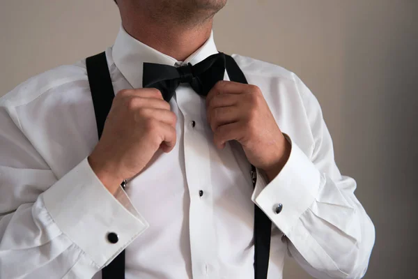 Man Dressed White Shirt Black Suspenders Tightening His Bowtie — Stock Photo, Image