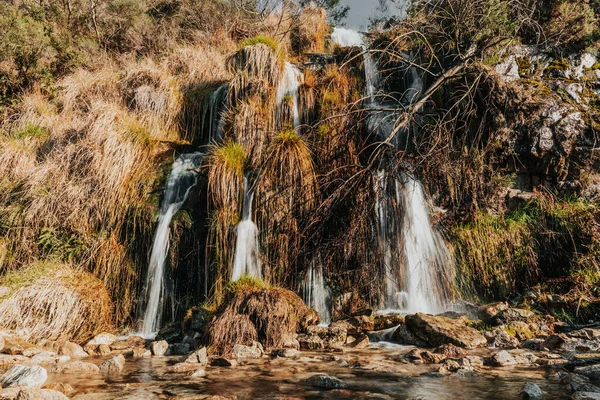 Eine Flache Aufnahme Eines Wasserfalls Der Einen Felsigen Hügel Hinunterfließt — Stockfoto