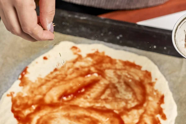 Processen Att Göra Läcker Hemlagad Pizza — Stockfoto