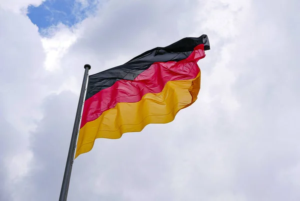Egy Alacsony Szögletű Felvétel Németország Lobogós Zászlójáról Felhős Ellen — Stock Fotó
