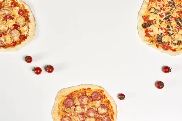 Una Vista Dall Alto Deliziose Pizze Fatte Casa Una Superficie — Foto Stock