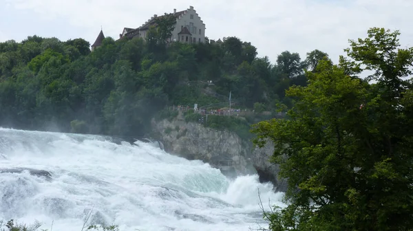 Widok Słynnego Wodospadu Renu Zamkiem Laufen Tle — Zdjęcie stockowe