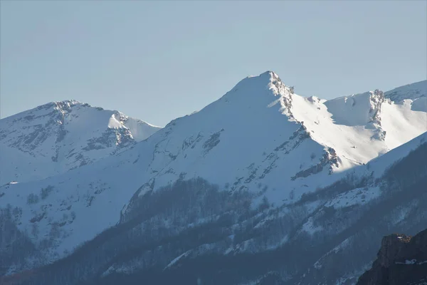 Een Prachtig Landschap Van Besneeuwde Bergen Bij Daglicht — Stockfoto