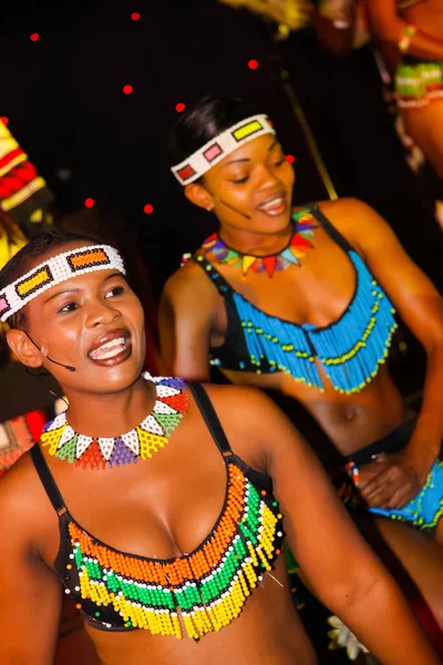 Johannesburg Sudáfrica Mayo 2019 Bailarines Tribales Africanos Zulúes Cantan Con — Foto de Stock