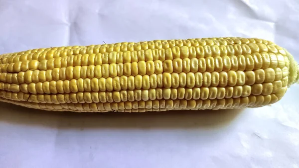 Zbliżenie Surowej Kukurydzy Białej Powierzchni — Zdjęcie stockowe