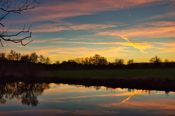 Reflexo Céu Por Sol Lago Uma Floresta — Fotografia de Stock