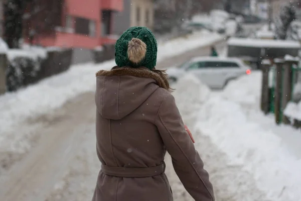 Vista Trasera Una Hembra Con Abrigo Sombrero Caminando Por Calle —  Fotos de Stock