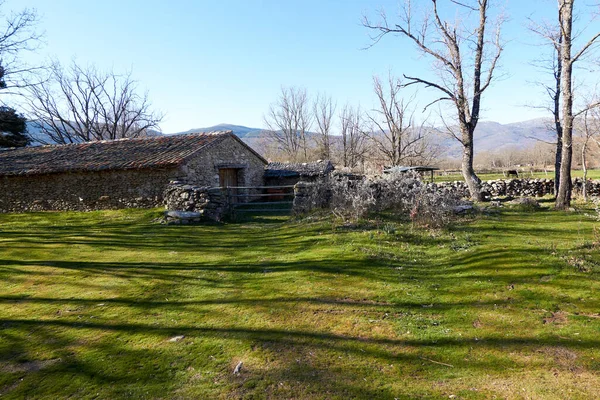 Beau Paysage Une Ferme Sur Toit Bardeaux Par Une Journée — Photo