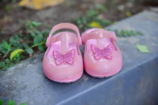 Close Sapatos Criança Rosa Com Borboletas Fora Jardim — Fotografia de Stock