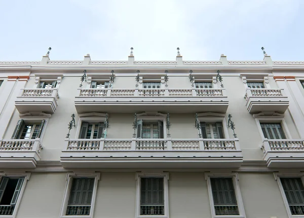 Tiro Ângulo Baixo Edifício Branco Com Varandas — Fotografia de Stock