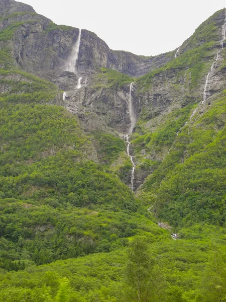 Gudvangen挪威瀑布的垂直镜头 — 图库照片