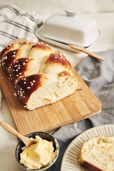 Ένα Κάθετο Σφηνάκι Λαχταριστό Γλυκό Ψωμί Μαγιάς Βούτυρο Λευκό Τραπέζι — Φωτογραφία Αρχείου