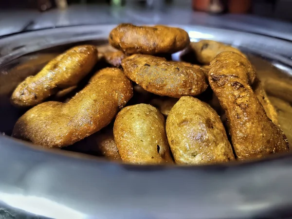 Sebuah Closeup Segar Dan Lezat Kue Bulat Goreng Dalam Mangkuk — Stok Foto