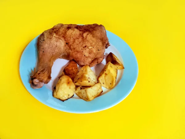 Geleneksel Pişirilmiş Tavuk Budu Sarı Bir Arka Planda Kızarmış Spanyol — Stok fotoğraf