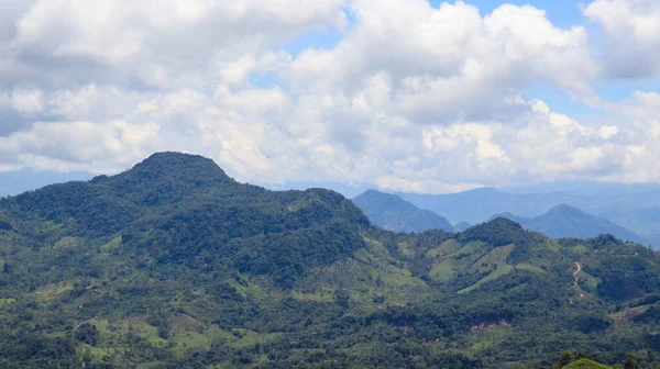 Maravilloso Paisaje Pintoresco Majestuosas Montañas Verdes Bajo Las Pesadas Nubes — Foto de Stock