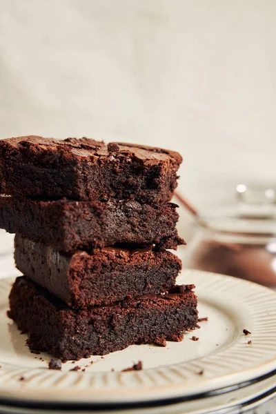 Una Toma Vertical Deliciosos Brownies Plato Blanco — Foto de Stock