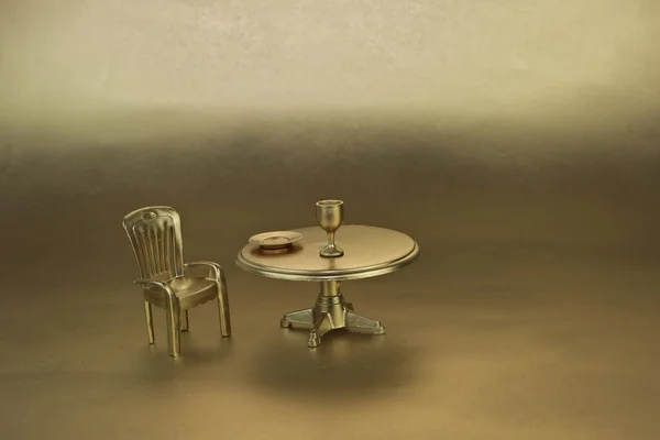 Miniatűr Figurák Arany Szék Asztal Asztali Áruk Elszigetelt Arany Háttér — Stock Fotó