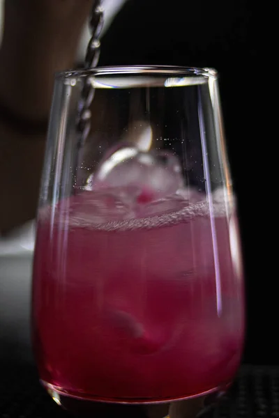Eine Vertikale Aufnahme Eines Glases Beerencocktail Voller Eiswürfel Beim Mixen — Stockfoto