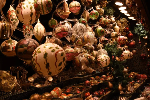 Enfoque Selectivo Decoraciones Árboles Navidad Mercado —  Fotos de Stock