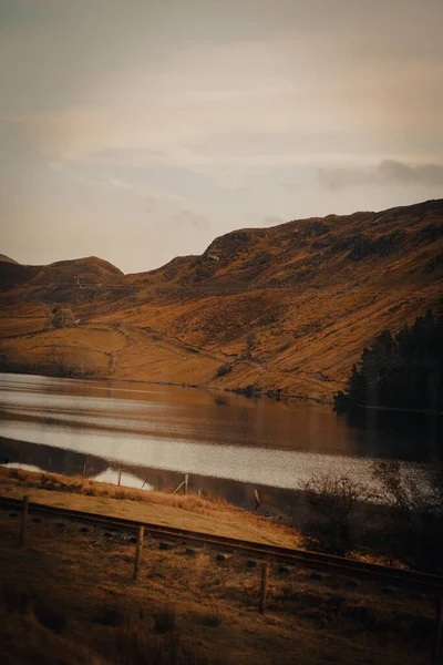 Uma Vista Hipnotizante Uma Bela Paisagem Montanhosa Com Lago Claro — Fotografia de Stock