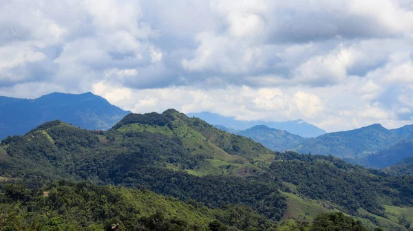 Paisaje Glorioso Majestuosas Montañas Verdes Bajo Las Pesadas Nubes — Foto de Stock