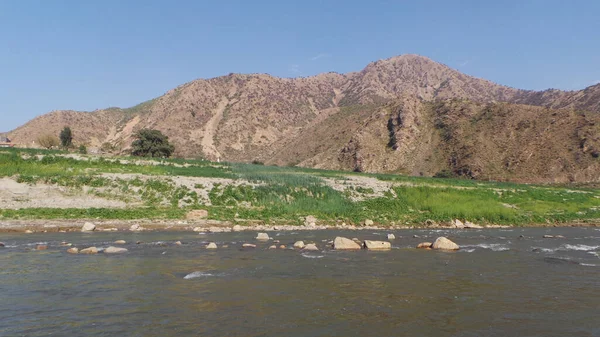 Une Belle Vue Sur Une Rivière Avec Une Montagne Sous — Photo