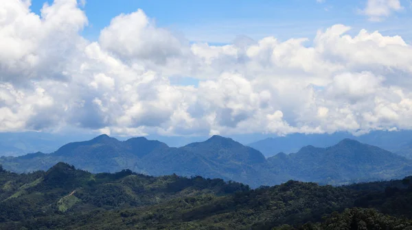 Maravilloso Paisaje Pintoresco Majestuosas Montañas Verdes Bajo Las Pesadas Nubes — Foto de Stock